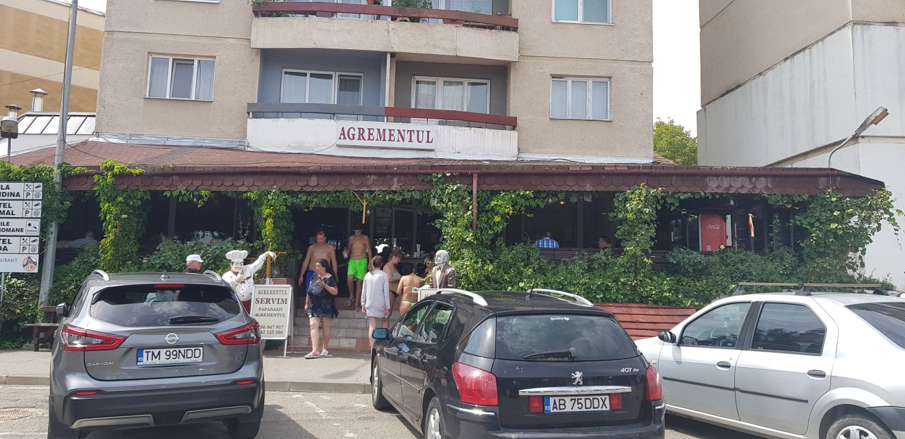 Étterem egy tömbházlakás földszintjén a település központjában •  Fotó: Kisréti Zsombor