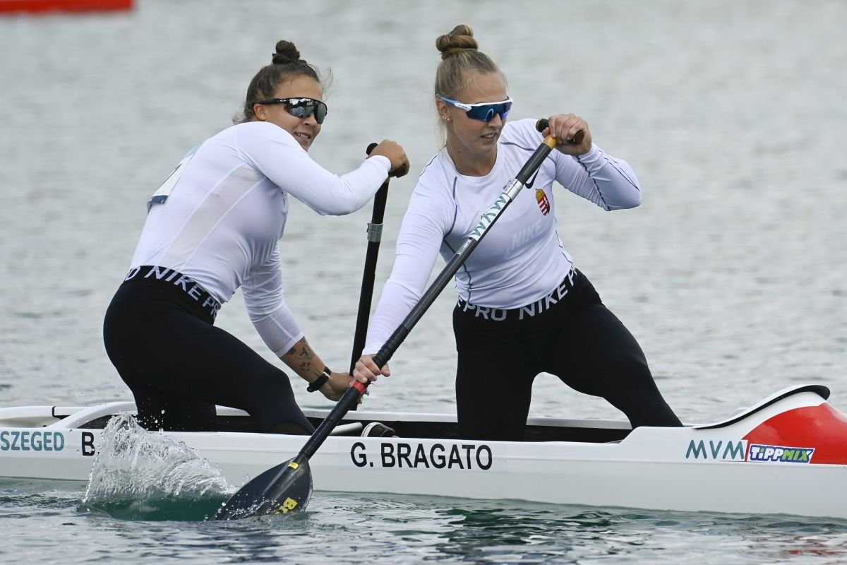 A győztes Nagy Bianka (balra) és Bragato Giada (jobbra) a célban a női kenu kettes 200 méteres döntőjét a müncheni multisport Európa-bajnokságon •  Fotó: MTI/Koszticsák Szilárd