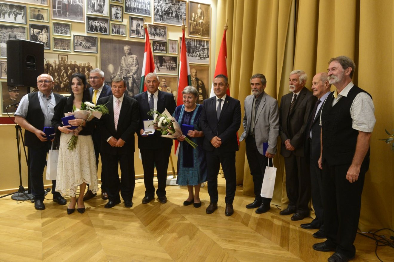 Erdélyből többek között Márton Árpád csíkszeredai festőművész, Kolozsi Tibor kolozsvári szobrászművész, fémrestaurátor és Bogdán Zsolt kolozsvári színművész részesült elismerésben, utóbbi nevében felesége, Csutak Réka színművésznő vette át a díjat •  Fotó: MTI/Kovács Attila
