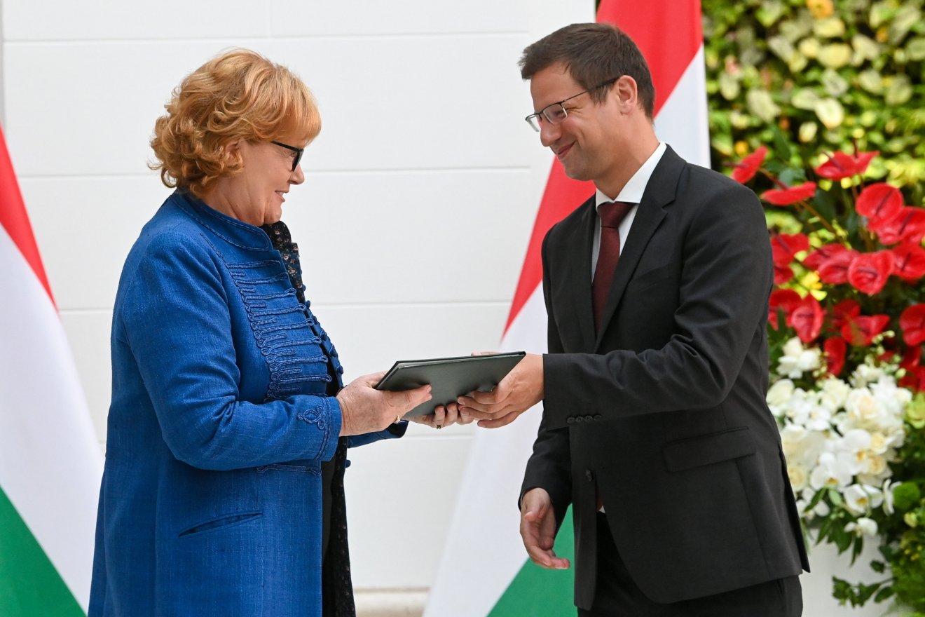 Gulyás Gergely átadja a Magyar Érdemrend lovagkeresztje kitüntetést Siklósi Beatrix újságírónak •  Fotó: MTI/Illyés Tibor