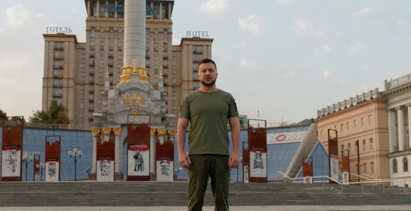 Az államfő ünnepi beszédét szokásos katonai öltözékében, a kijevi függetlenségi emlékműnél mondta el •  Fotó: Képernyőmentés
