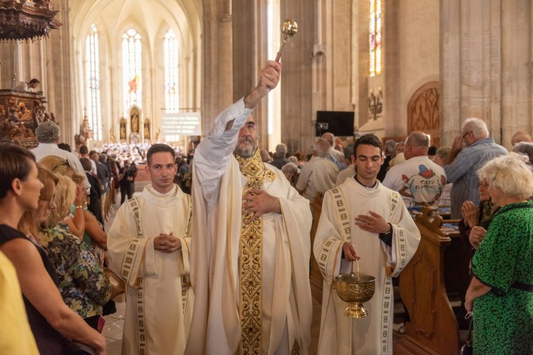 Eredeti szépségében felújítva áldották meg a kolozsvári Szent Mihály-templomot (videóval)