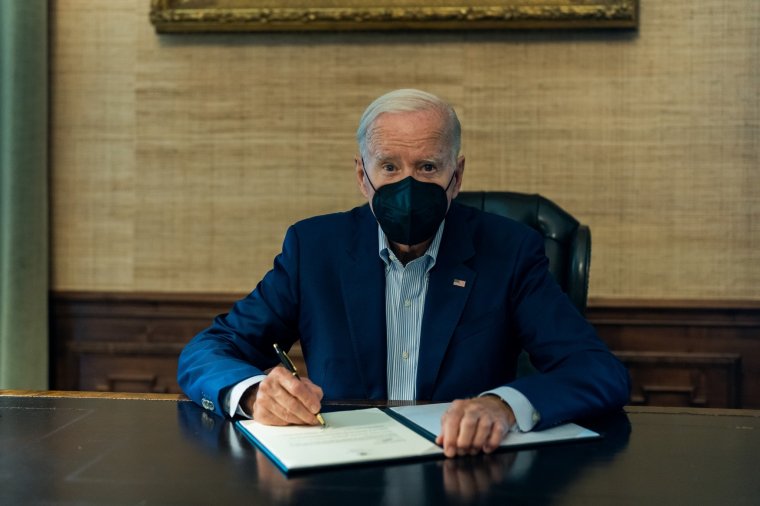 Még mindig vitáznak a demokraták Biden elnökjelöltségéről, akiről közben kiderült, hogy koronavírusos