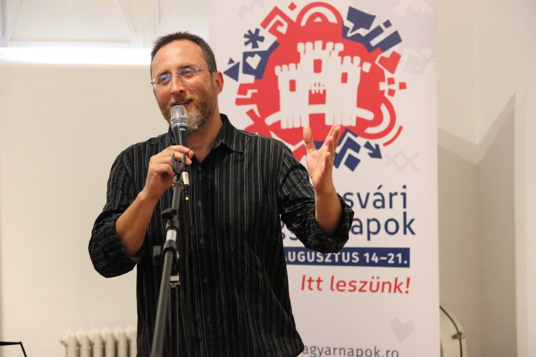 „Jól sikerült karikatúrák vagyunk” – Könczey Elemér grafikusművész tárlata Kolozsváron