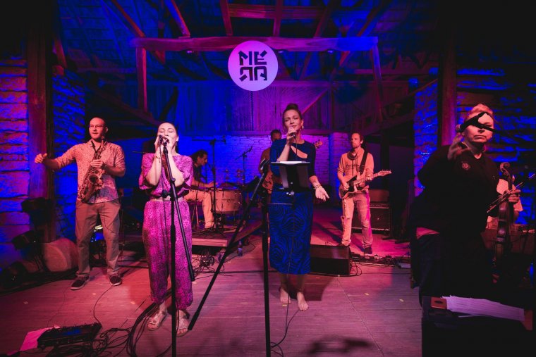 Meghitt hangulattal és fergeteges bulival rajtolt a mérai csűrfesztivál