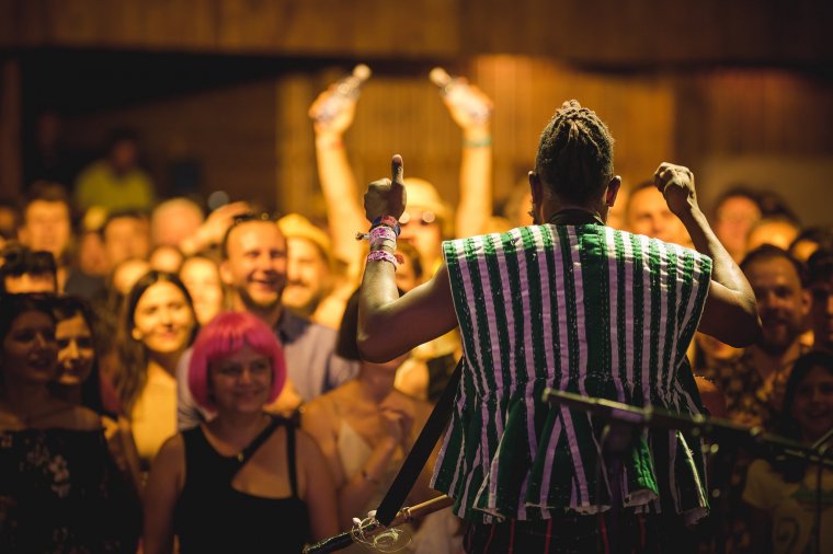 Anatóliai dallamokkal és ghánai dobpörgéssel ért csúcsra a mérai csűrfesztivál