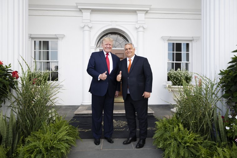 Orbán Viktor Donald Trumppal találkozott a volt amerikai elnök bedminsteri birtokán