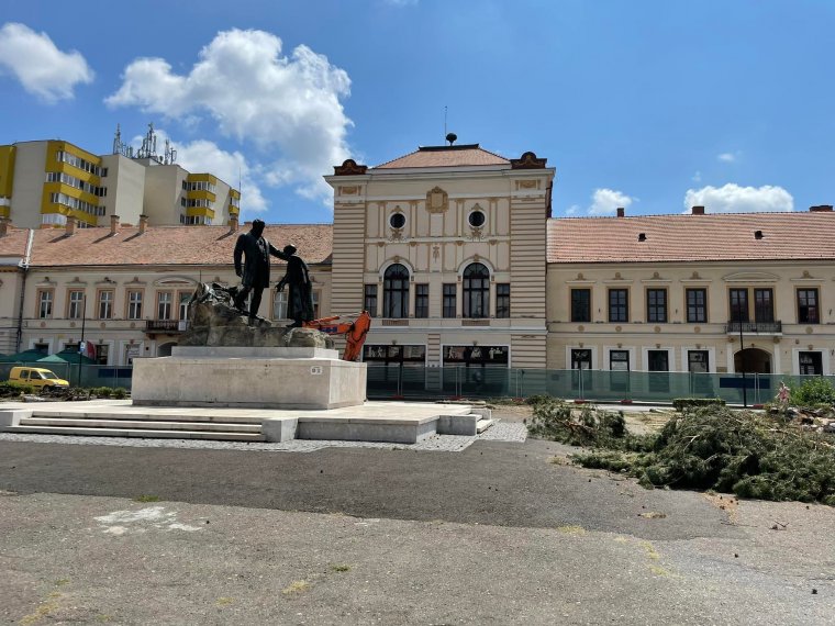 Felháborodást is kivált a főtérrendezés, az idős fákat siratják Zilahon