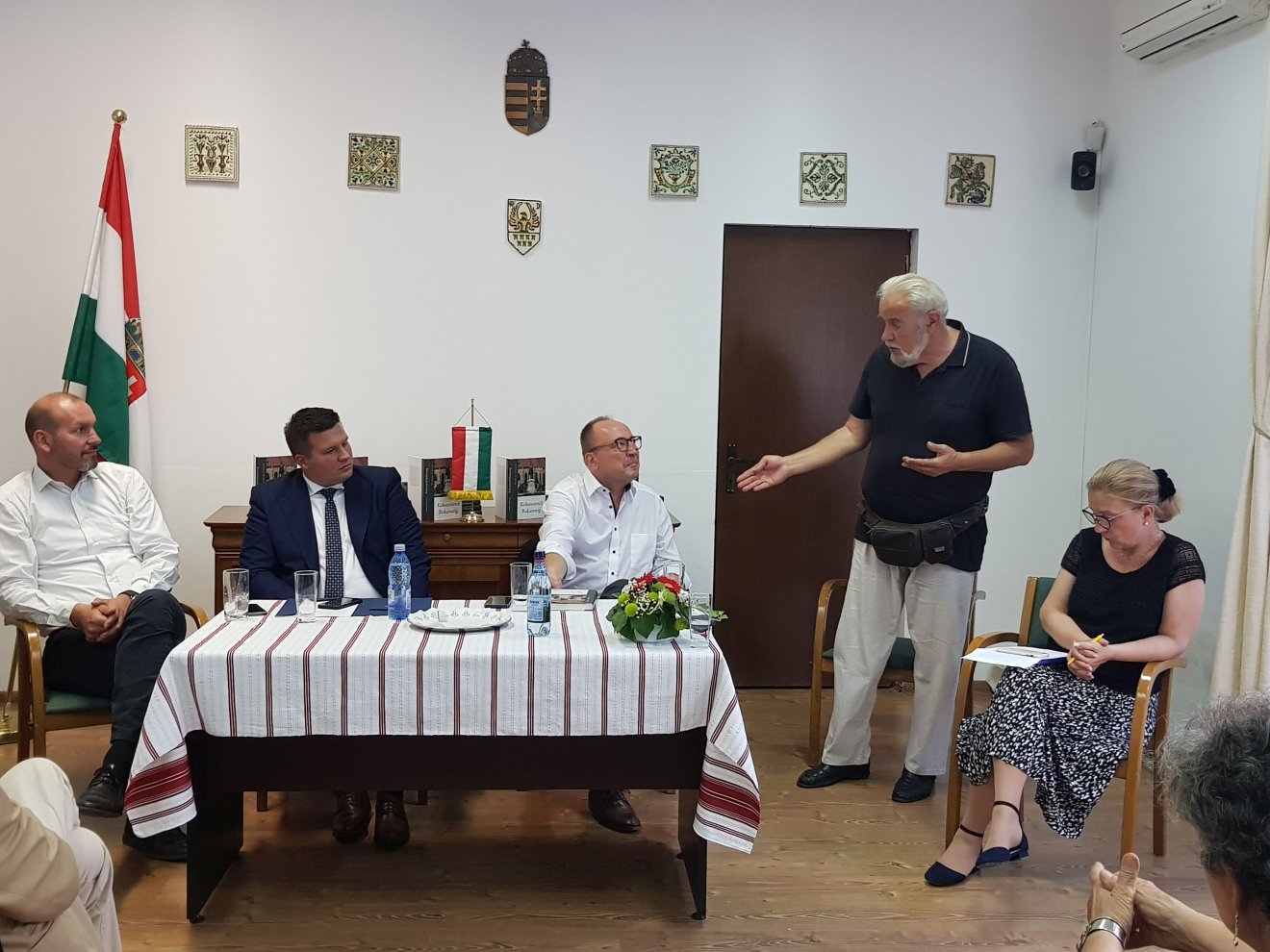 Gergely Balázs KMN-főszervező, Grezsa Csaba jelenlegi főkonzul és Németh Zsolt Alföldi László könyvének Maksay Ágnes újságíró által moderált bemutatóján •  Fotó: Rostás Szabolcs