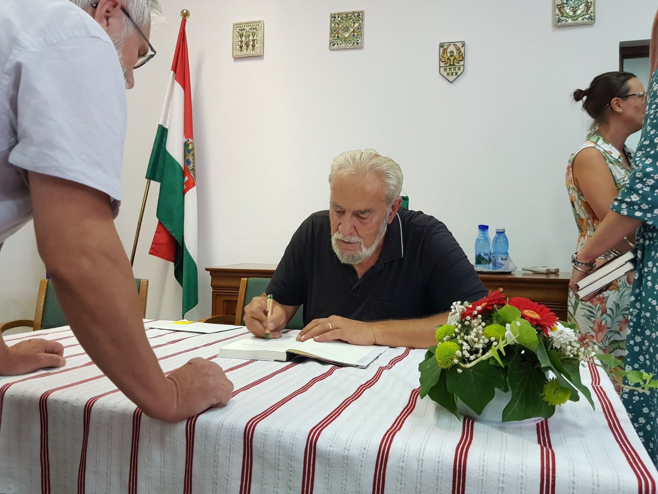 Könyvét dedikálja a szerző •  Fotó: Rostás Szabolcs