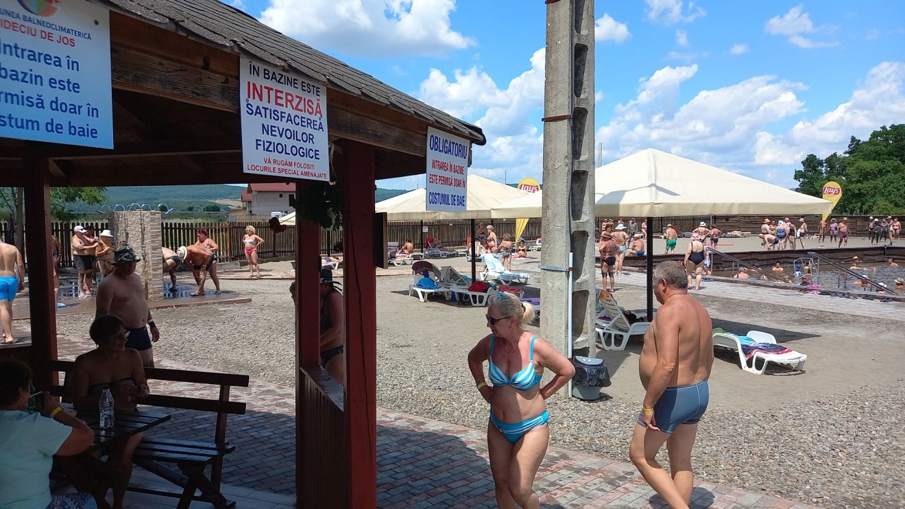 Az alsóidecsi strandon „szájbarágósan” kell a fürdőzőket civilizált viselkedésre kérni •  Fotó: Szucher Ervin