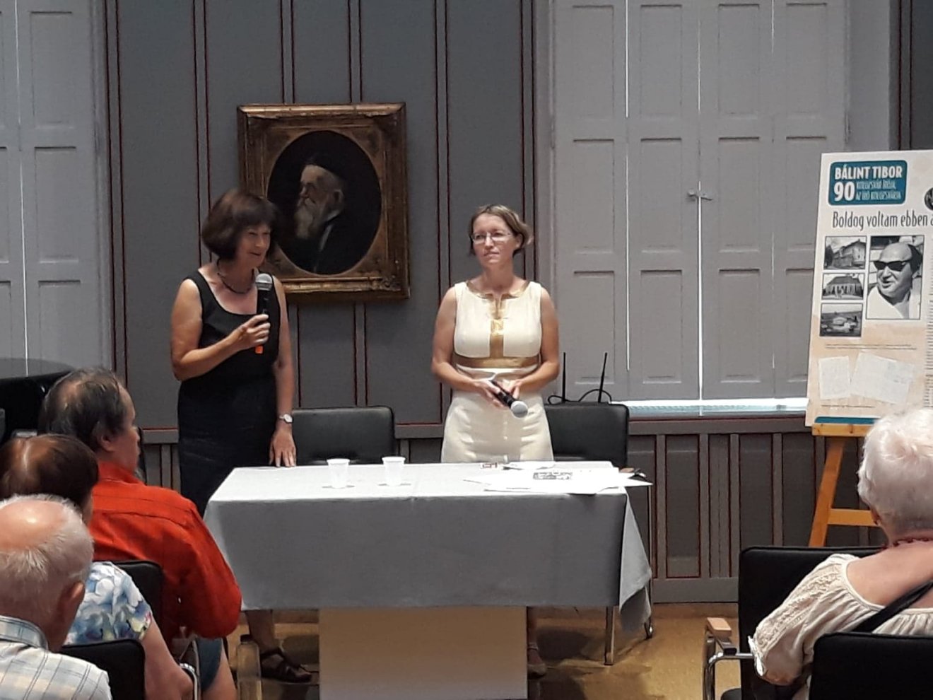 Egyed Emese és Demeter Zsuzsa értekezett a kiállításmegnyitón Bálint Tibor életművének jelentőségéről •  Fotó: Nánó Csaba