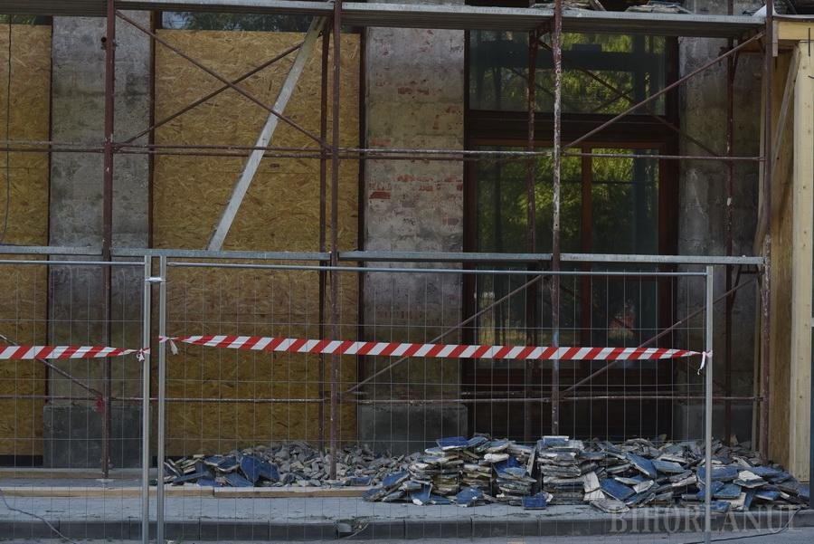 Az erdeti csempék egy részét már leverték az épületről •  Fotó: Ebihoreanul.ro