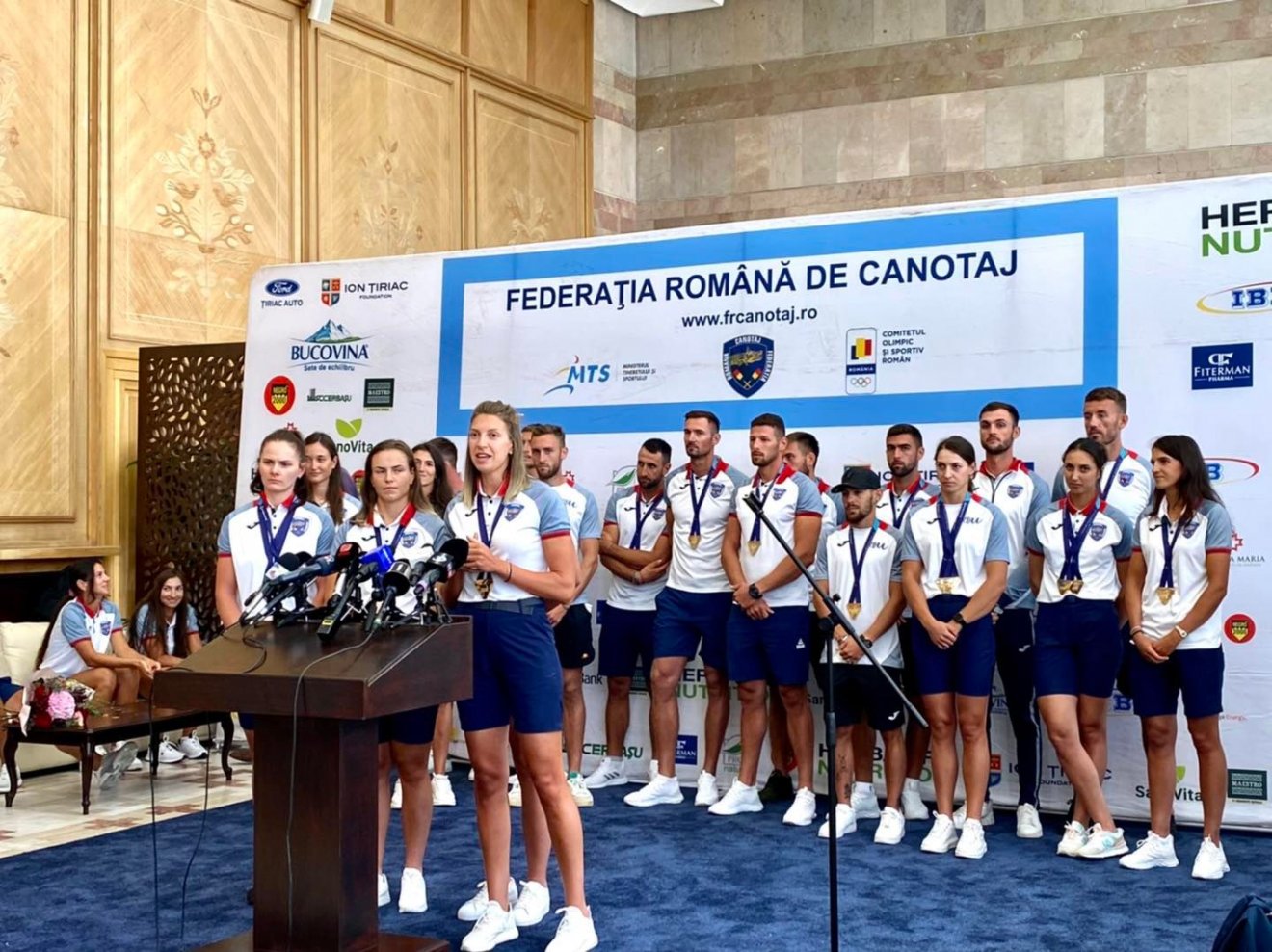 A hétfői sajtótájékoztatón Mădălina Bereş (a pulpitusnál) szóvá tette, hogy a sportminisztérium egyetlen tisztviselője sem volt jelen a repülőtéren •  Fotó: Román Evezős Szövetség