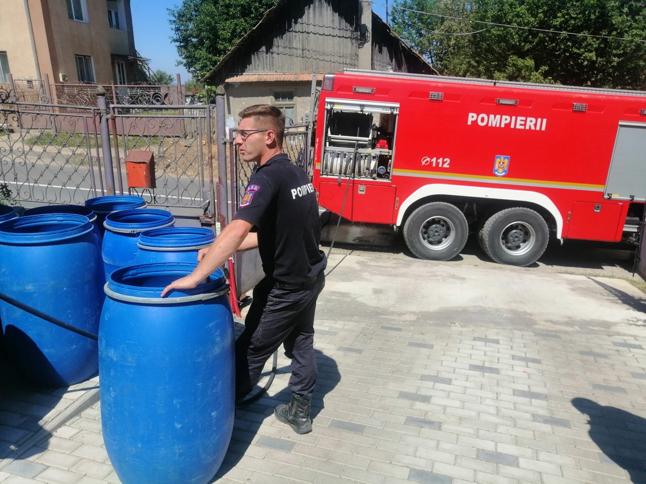 A tűzoltóság is besegít a vízellátásba •  Fotó: Facebook/Györgyfalva