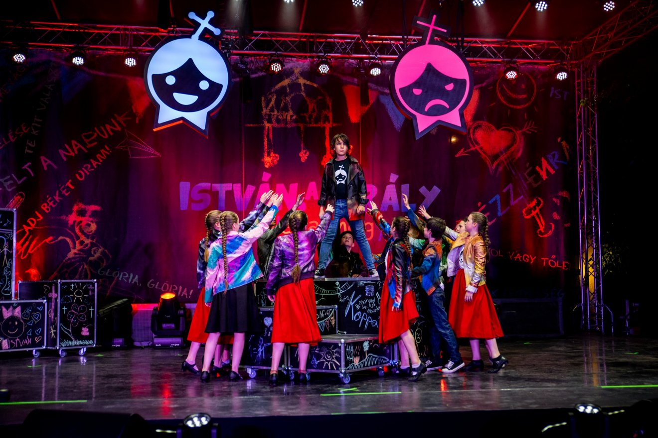 Iskolás gyerekek állították színpadra az István, a király rockoperát •  Fotó: István, a király iskolába megy/Facebook