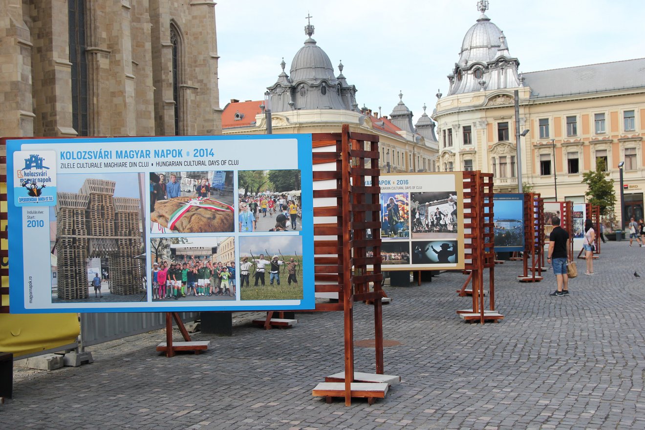 Képeken a Kolozsvári Magyar Napok története. A Főtéren nyílt meg a KMN első idei fotókiállítása •  Fotó: Jakab Mónika