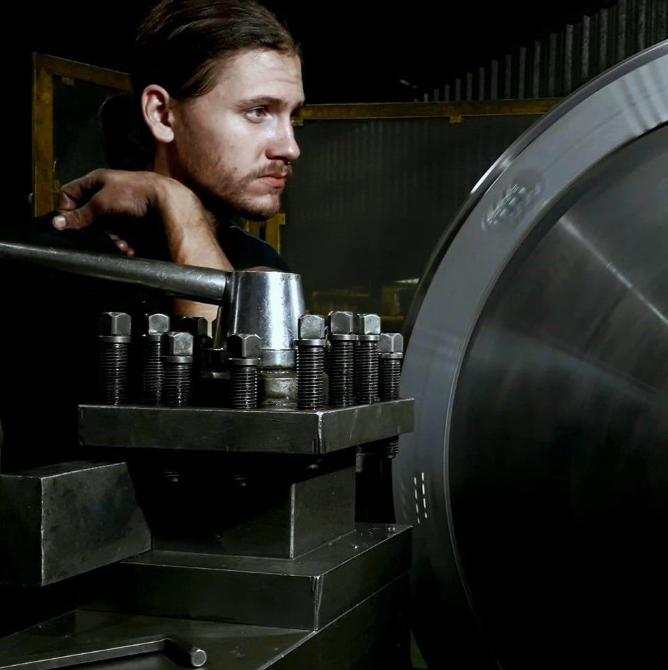 Mali Lőrinc szerszám- és késkovács: „nem hagyom kihalni a szakmát, mert kevesen vagyunk” • Fotó: Facebook/Mali Lőrinc