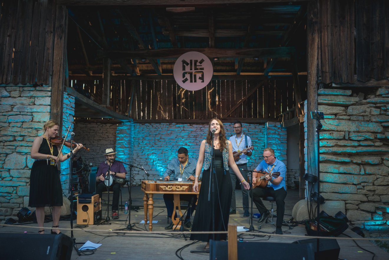 Elsőként a nagy-britanniai YekDuy Band állt ki a csűrszínpadra •  Fotó: Facebook/Méra Világzenei Fesztivál