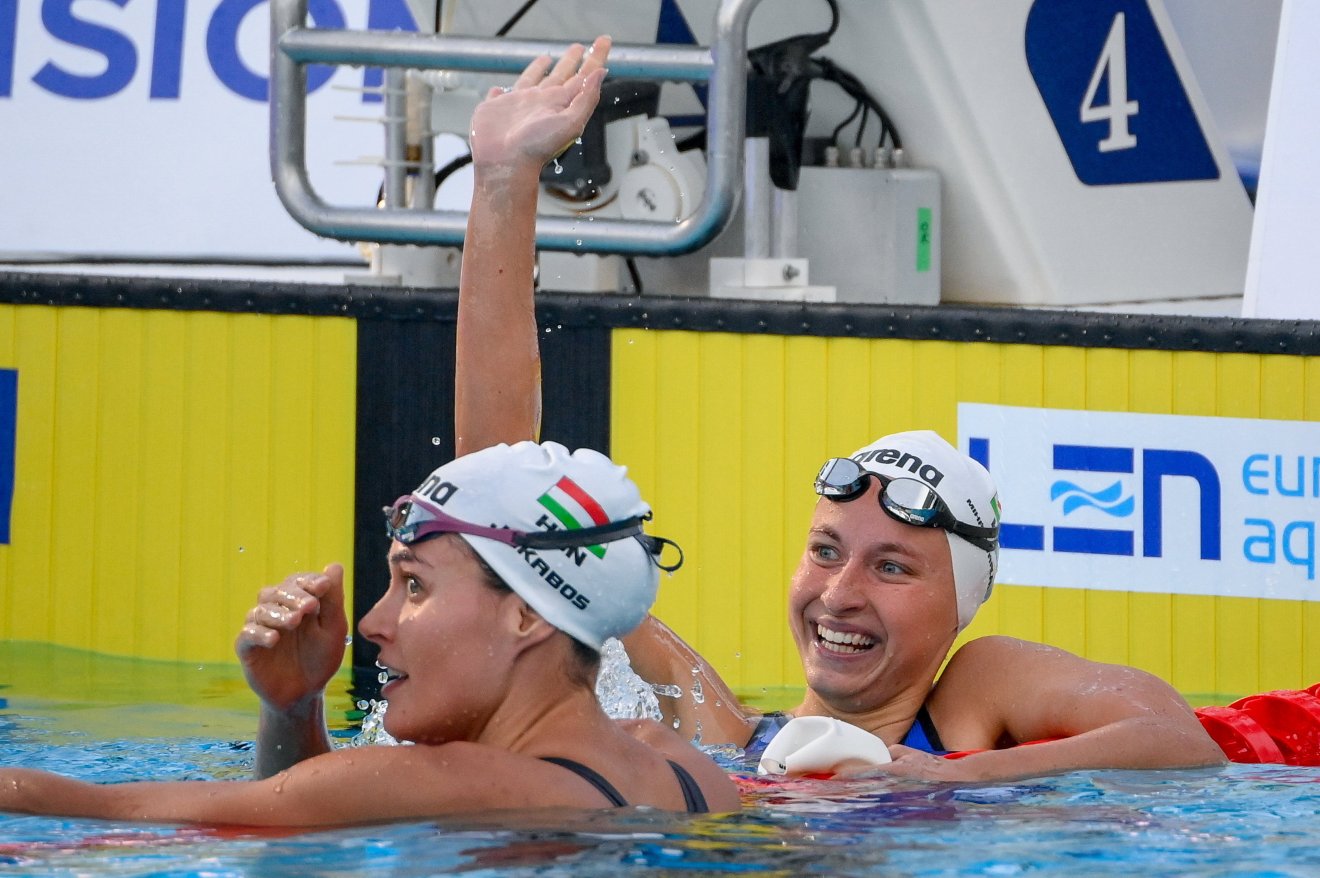 Mihályvári-Farkas Viktória (jobbra) és a második helyezett Jakabos Zsuzsanna a női 400 m vegyesúszás döntőjében a római vizes Európa-bajnokságon •  Fotó: MTI/Czeglédi Zsolt