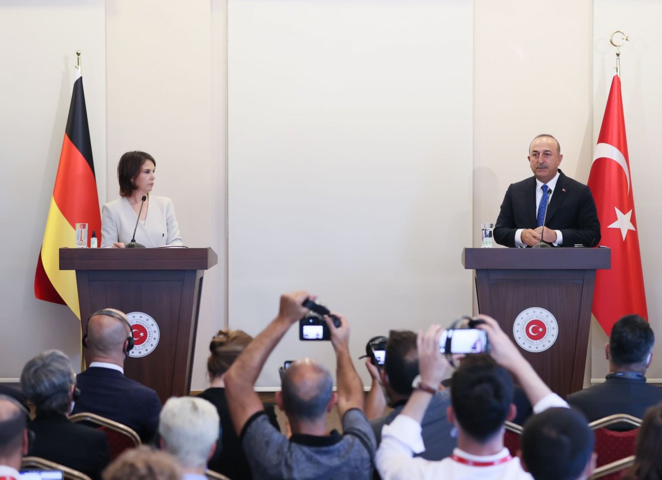 Nem nevezhető barátságosnak Annalena Baerbock német és Mevlüt Cavusoglu török külügyminiszter isztambuli megbeszélése •  Fotó: Török külügyminisztérium