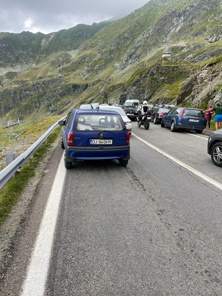 Állandóan torlódás alakul ki a turistaidényben népszerű transzfogarasi út Bâlea-tóhoz vezető szakaszán •  Fotó: Politia Sibiu/ Facebook