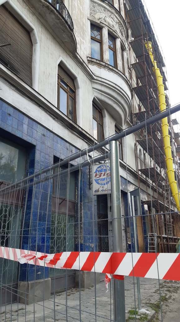 A műemlék épület legfőbb ismertetőjele a zöldeskék fajanszburkolat •  Fotó: Bihon.ro