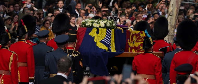Befejeződött II. Erzsébet királynő búcsúszertartása