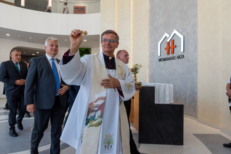 Átadták a közösségi és lelki térként funkcionáló Megmaradás Házát Szatmárnémetiben