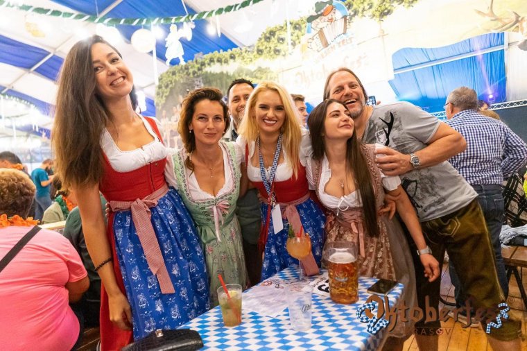 Hektoliterszámra folyik a sör a brassói népünnepélyen