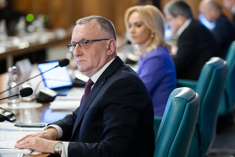 Támogatást ígérnek az ingázó diákoknak, koalíción belül is bírálják az ösztöndíjakat eltörlő tanügyminisztert