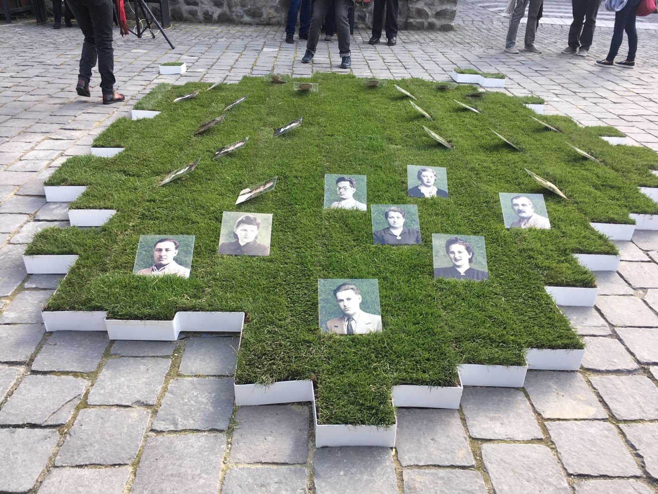 Elhurcolt zsidók emlékére - vegyes technika, 20x300x400 cm, 2019 