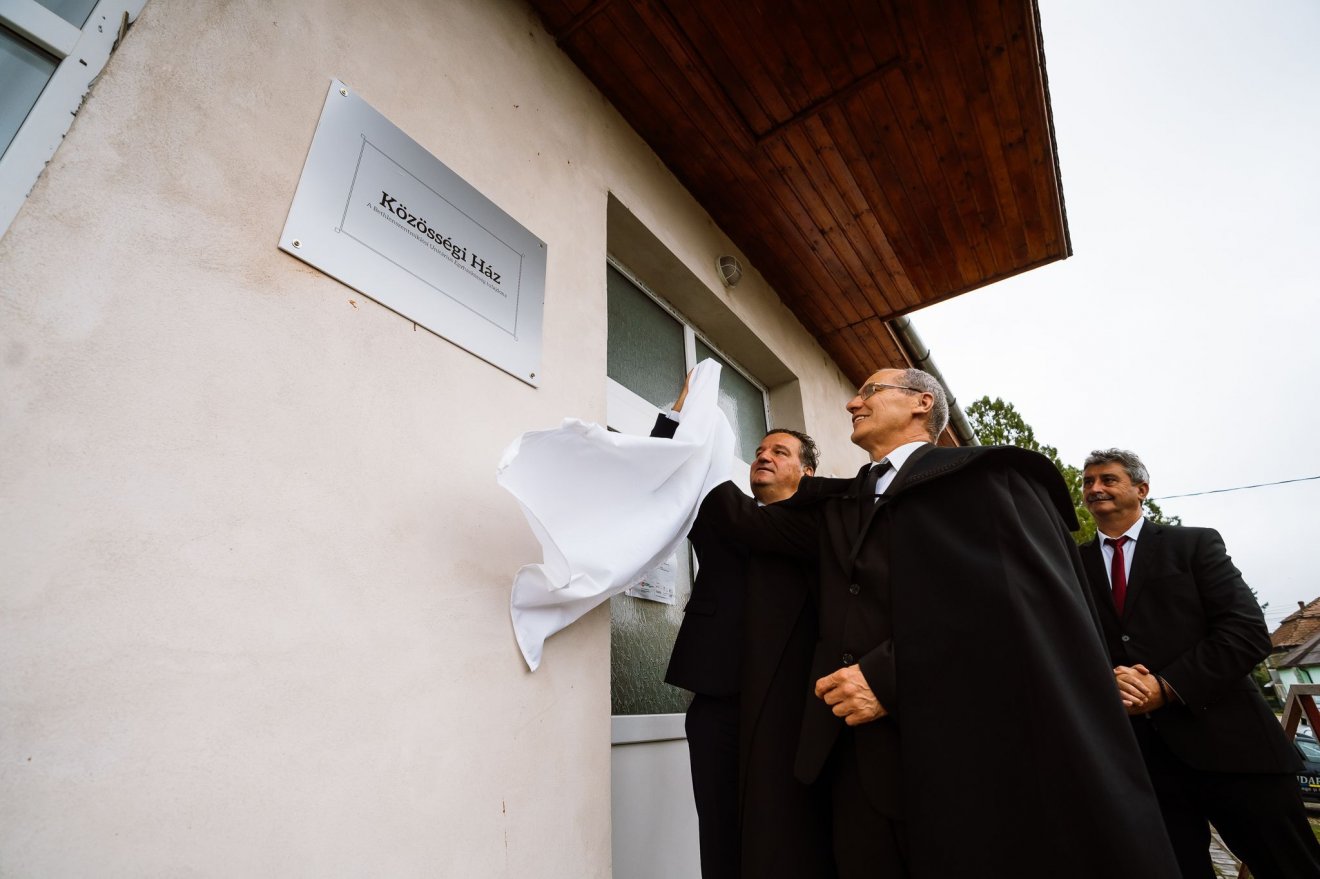Zákonyi Botond nagykövet és Kovács István unitárius püspök felavatja a Magyar Közösségi Házat a szórványtelepülésen •  Fotó: Jövőnk a Szórványban Egyesület