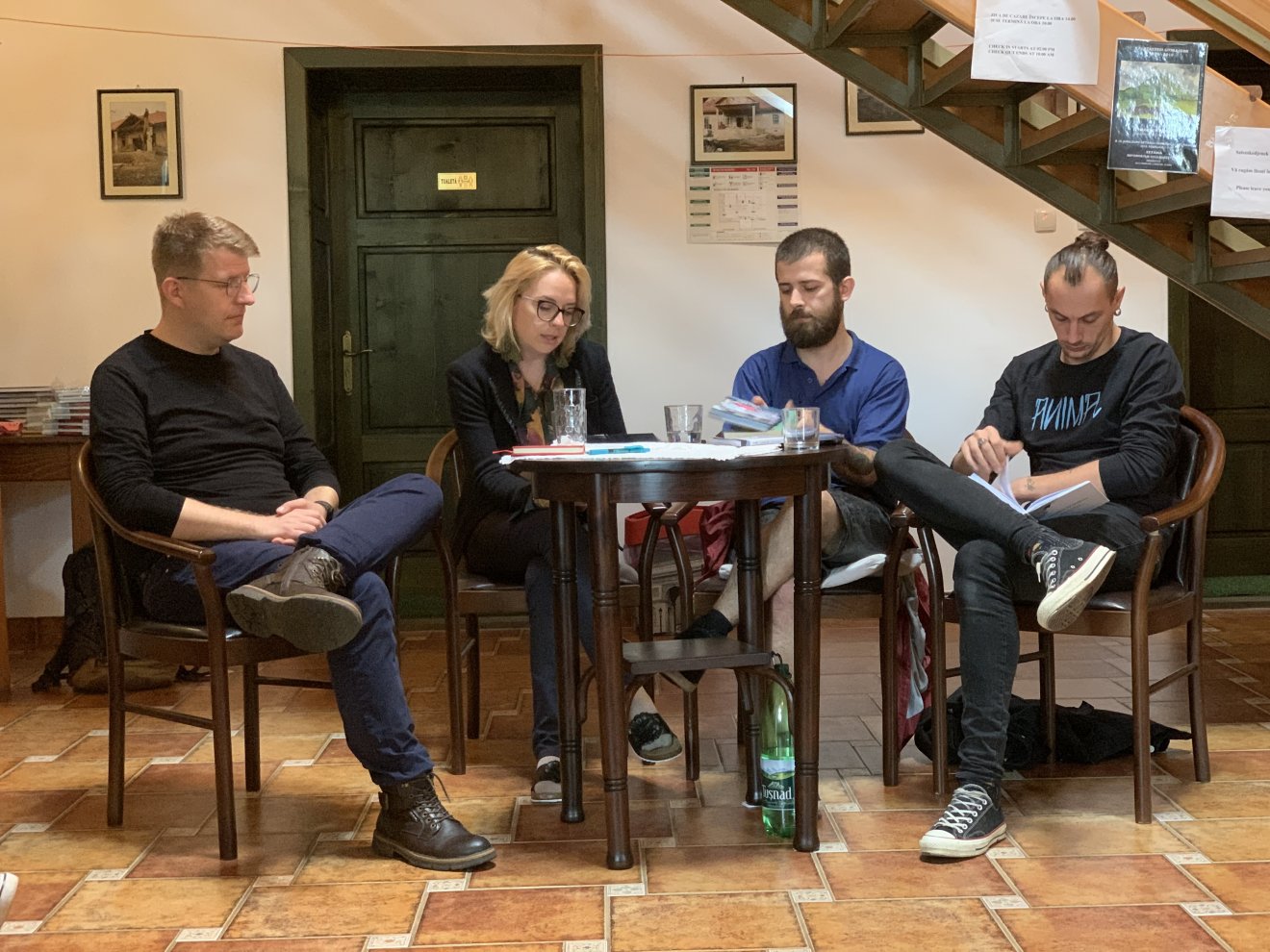 Az elsőkötetes szerzőkkel, Fehér Imolával, Gothár Tamással és Gál Hunorral André Ferenc beszélgetett a sztánai írótáborban •  Fotó: Király Farkas