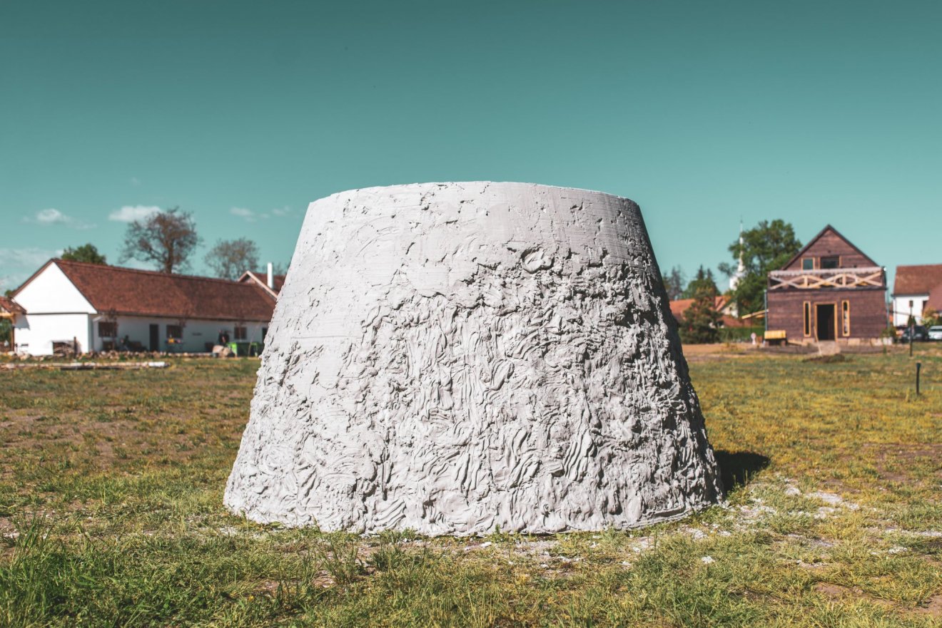 Épített forma - gipsz, fa és műanyag, 180x300x150 cm, 2022 