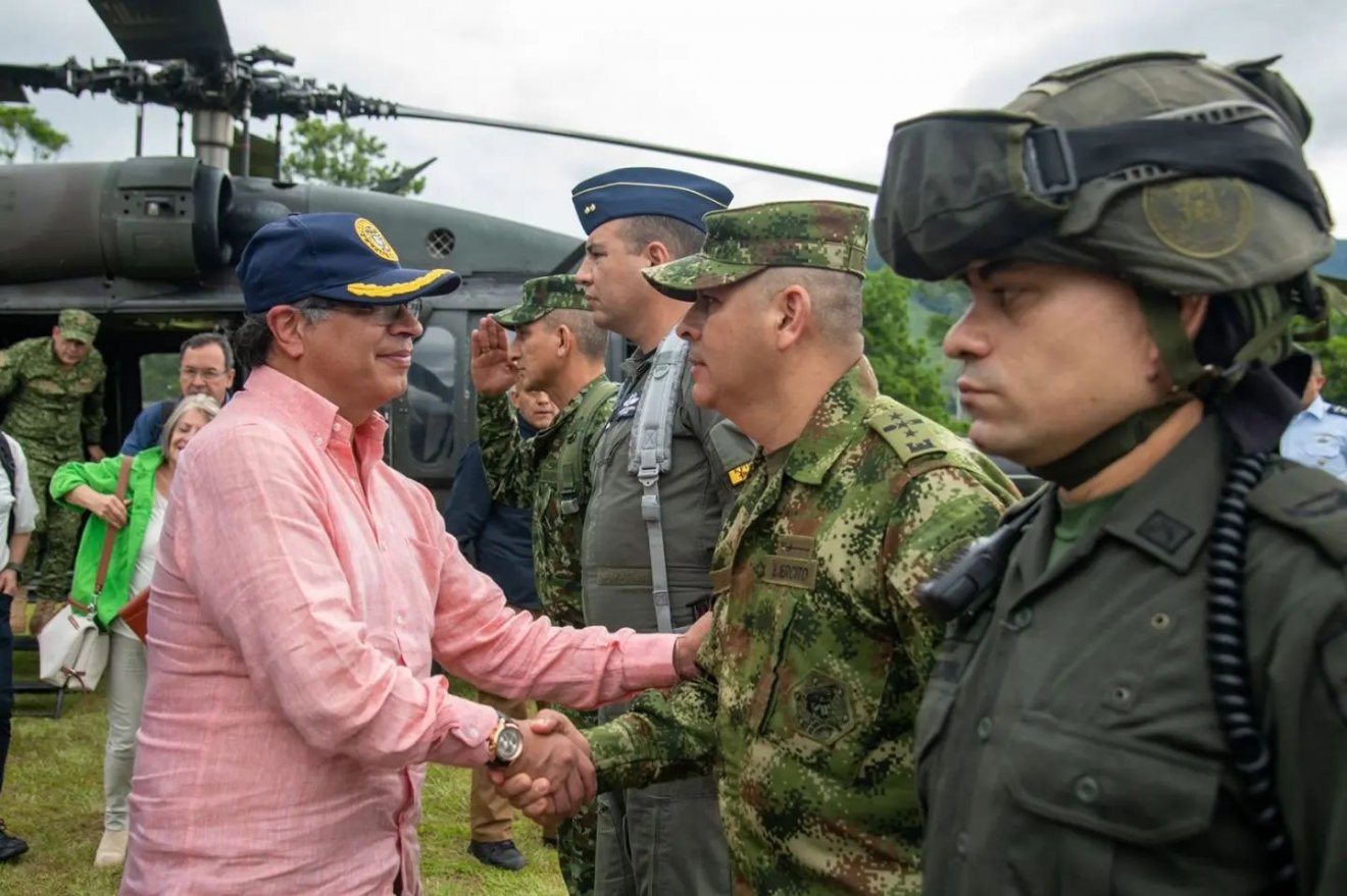 Gustavo Petro kolumbiai elnök (balra) a térségbe utazott a véres leszámolás nyomán •  Fotó: Gustavo Petro