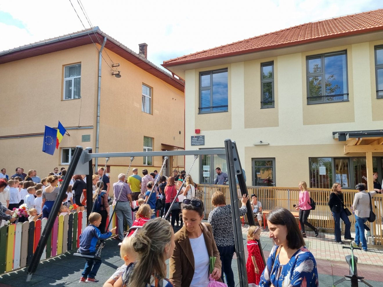 Balról az iskola, jobbról az óvoda épülete •  Fotó: Páva Adorján