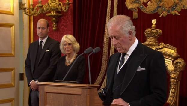 III. Károly király, mögötte felesége, Kamilla királyné és elsőszülött fia, Vilmos trónörökös, walesi herceg •  Fotó: Videófelvétel/BBC