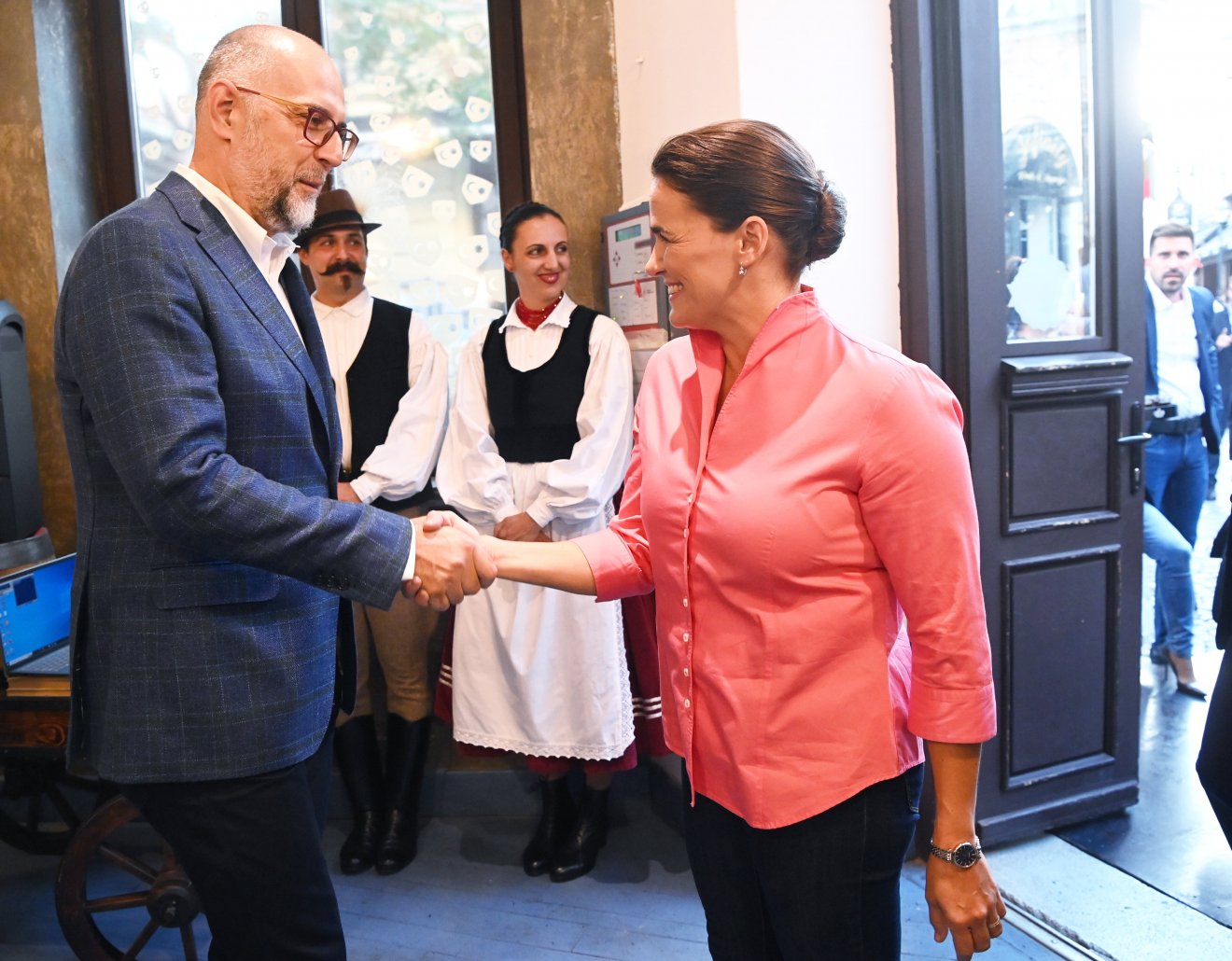 Kelemen Hunor RMDSZ-elnök és Novák Katalin köztársasági elnök kezet fog Bukarestben, a Csíki Sörözőben •  Fotó: MTI/Bruzák Noémi