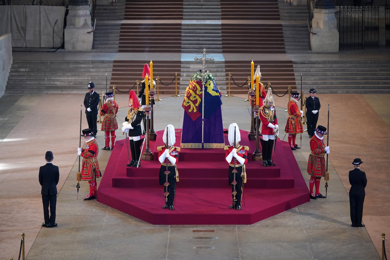A királynő koporsóját a múlt héten ravatalozták fel a londoni parlament legősibb épületében, az 1097-ben emelt Westminster Hallban •  Fotó: Royal.uk