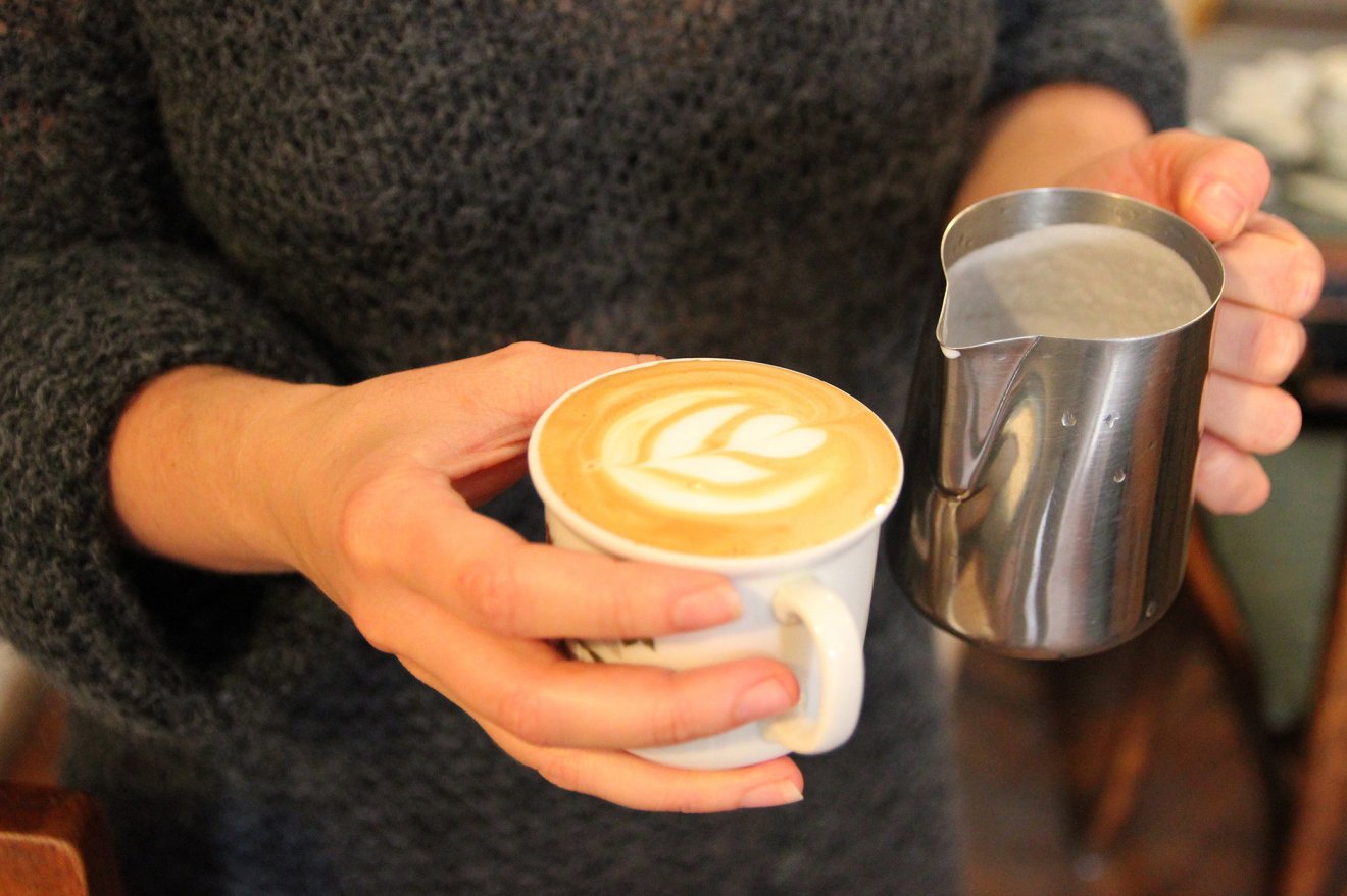 „A baristákat olyannak láttam, mint az artistákat. Annyi különbséggel, hogy a baristák a csuklójukra edzettek, hogy könnyű legyen a latte art, azaz a tej és kávé elegyítése” – mondja Szende Tímea barista •  Fotó: Jakab Mónika