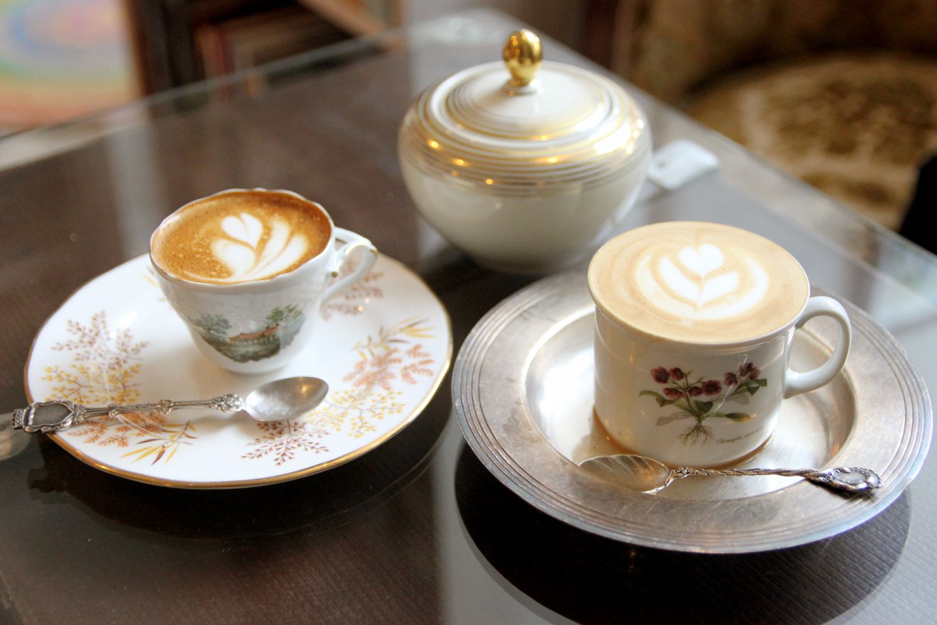 Az is számít, hogy miből kortyoljuk: porcelánból minden kávé finomabb •  Fotó: Jakab Mónika