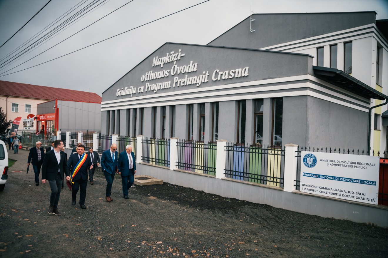 Többszörös célpont. A legújabb, román állami támogatásból épített krasznai óvoda a tavaly szeptemberi átadáskor – azóta Dan Tanasă leszedette a magyar feliratot •  Fotó: Kraszna/Facebook