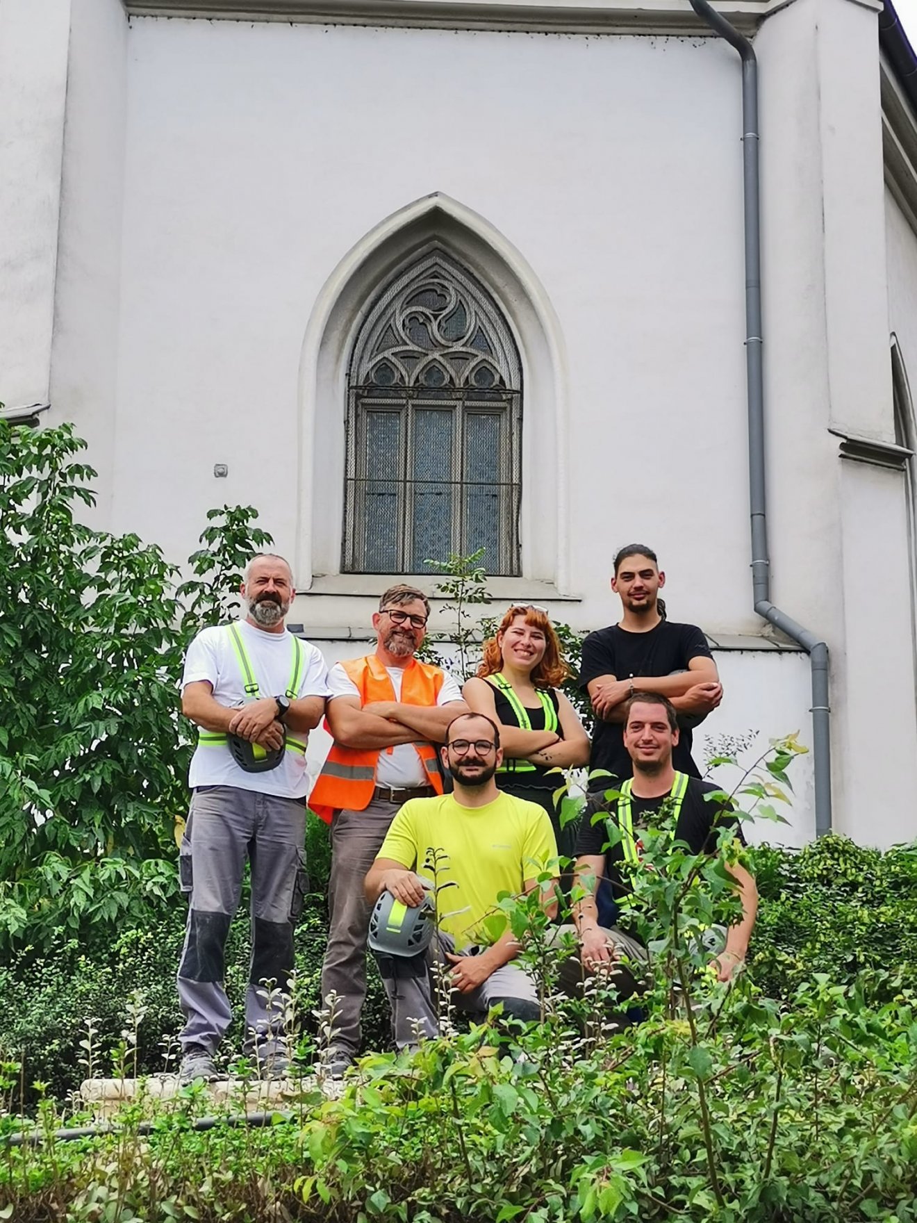 A Mária-oszlopot restauráló szakemberek, álló sorban balról a második Kiss Zoltán kőrestaurátor •  Fotó: Kiss Zoltán