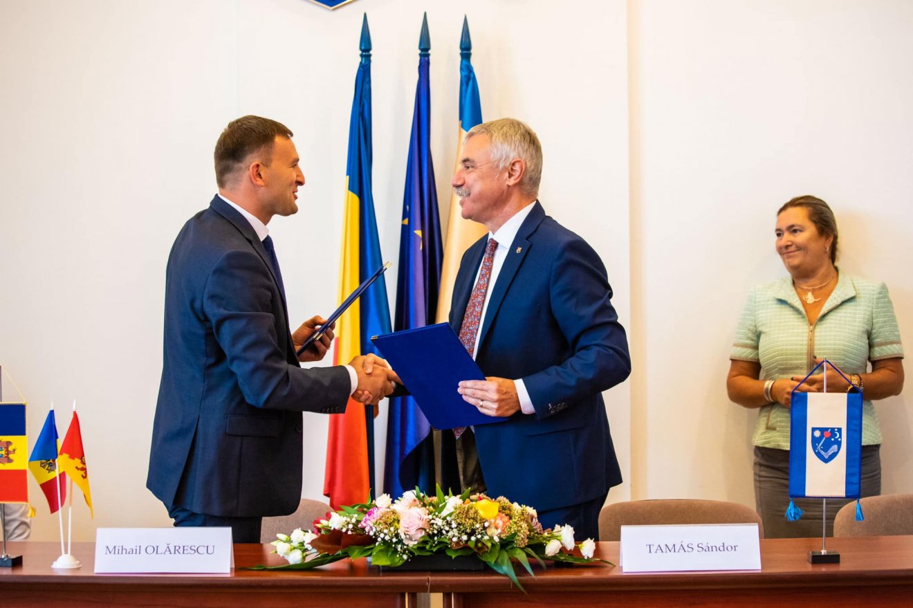 Mihail Olărescu, a Cimișlia járás tanácsának vezetője és Tamás Sándor háromszéki tanácselnök •  Fotó: Facebook/Tamás Sándor