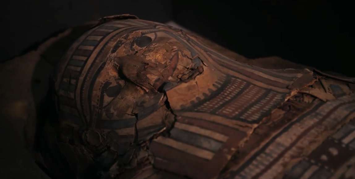 A 20. század elején felfedezett, festett szikomorfa szarkofágba helyezett gamhudi női múmia a Kr. e. a 2–1. századból származik • Fotó: képernyőmentés