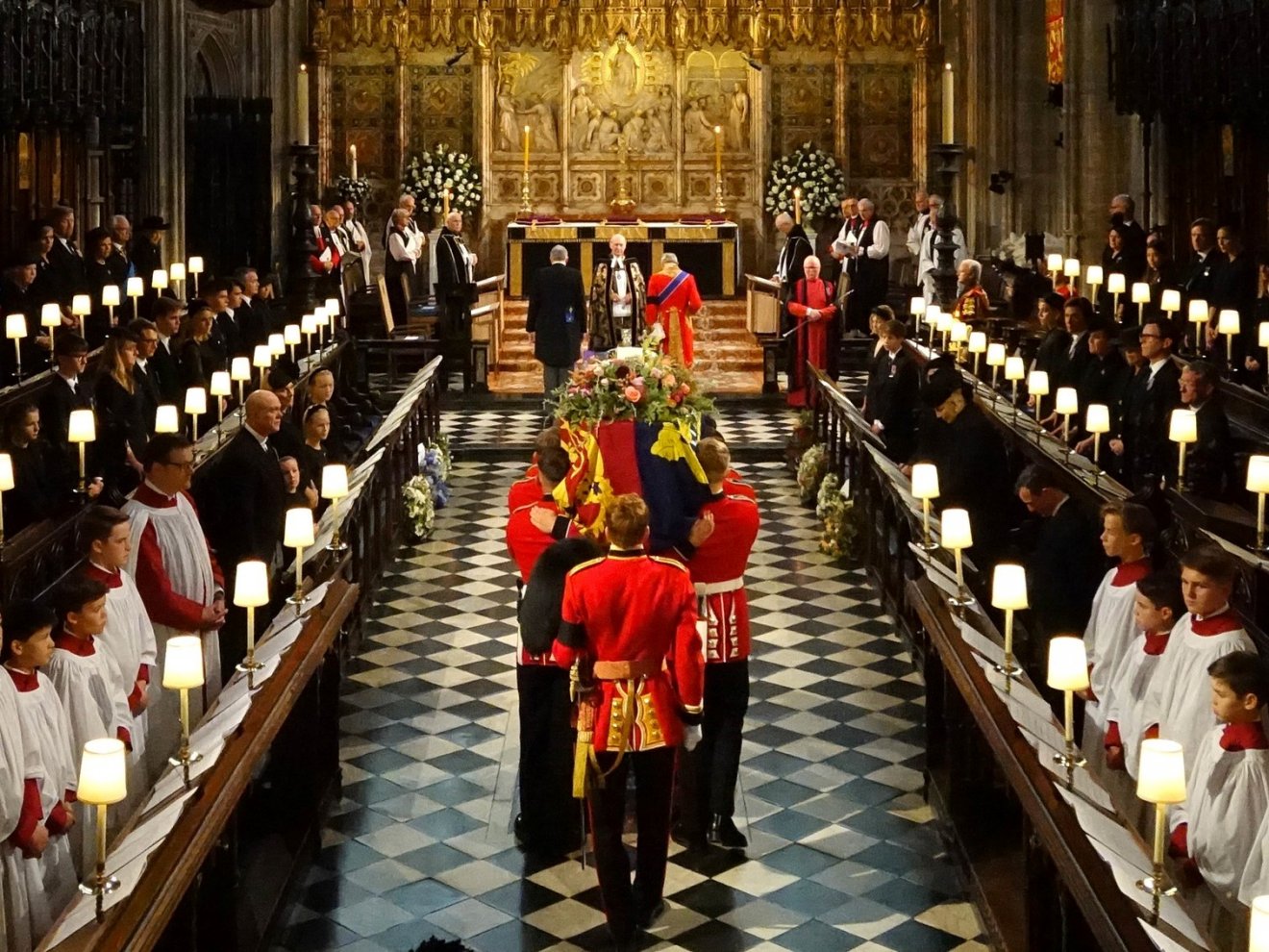 A windsori kastély Szent György-kápolnájában, 800 meghívott jelenlétében végső gyászistentisztelettel vettek búcsút a királynőtől •  Fotó: Royal.uk