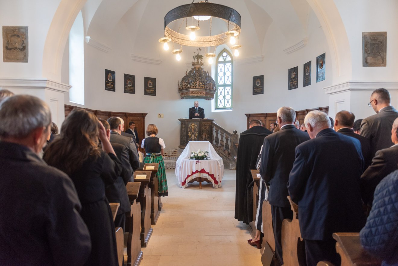 Kató Béla, az Erdélyi Református Egyházkerület püspöke beszél a magyar kormány támogatásával megújult pusztakamarási templomért tartott hálaadó istentiszteleten •  Fotó: Kiss Gábor/Református.ro