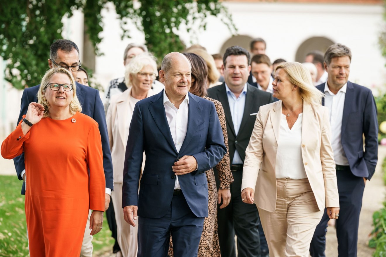 Olaf Scholz kancellár (középen)  szerint nehéz idők várnak hazájára, de Németország átvészeli a telet •  Fotó: Német kormány