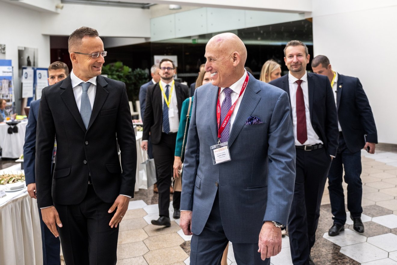 Szijjártó Péter és Donald R. Hoffman Excel Services Corporation
atomenergetikai vállalat vezérigazgatója Prágában •  Fotó: Facebook/ Szijjártó Péter